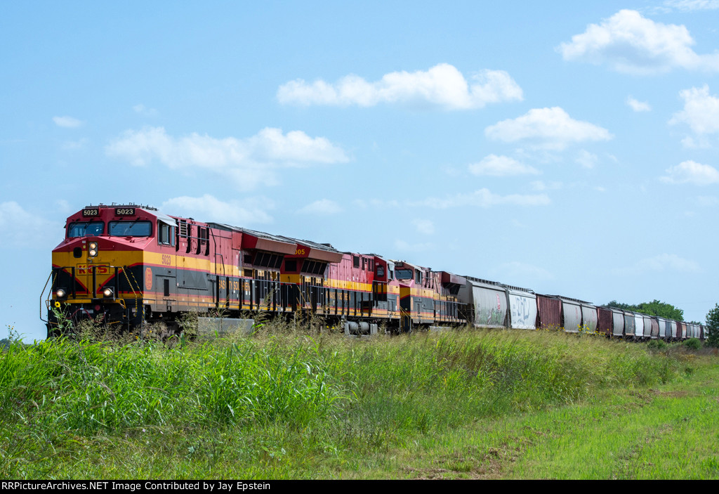 A norzhbound grain train passes through the tiny town of Hillje